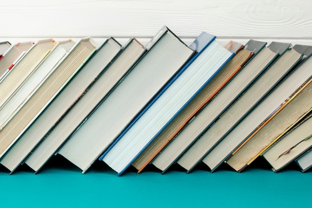 Книги вид спереди на синем столе