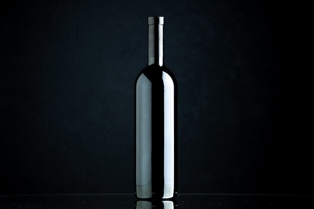 黒の背景にワインの正面図ボトル