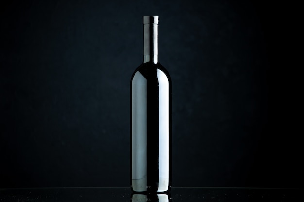 Бутылка вина вид спереди на черном фоне