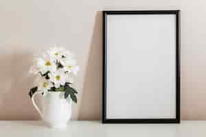 無料写真 空のフレームと花瓶の白い花の正面図の花束