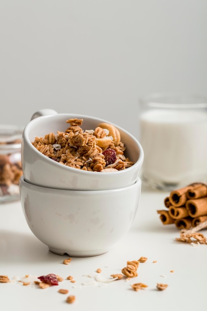 Foto gratuita ciotola vista frontale con muesli fatto in casa