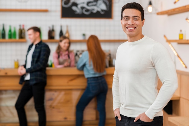 Foto gratuita vista frontale del ragazzo nella caffetteria