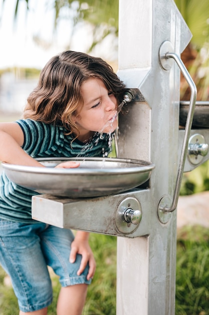 水を飲む少年の正面図