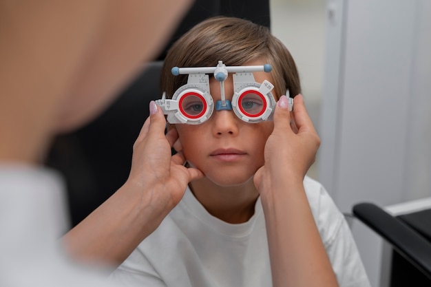 Free photo front view boy at eye's checkup