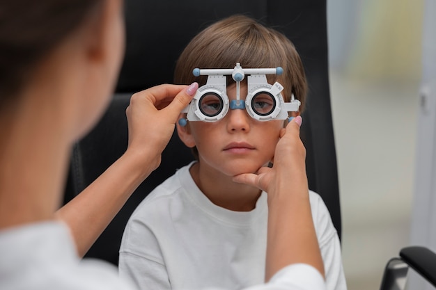 Free photo front view boy at eye's checkup