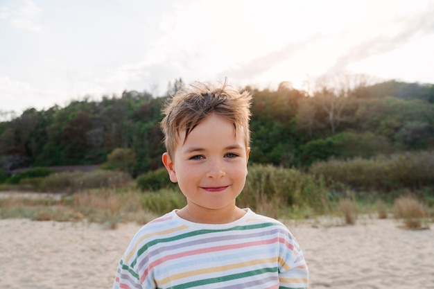 Foto gratuita ragazzo di vista frontale che si diverte in spiaggia