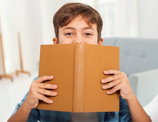 Вид спереди мальчика на домашнем чтении