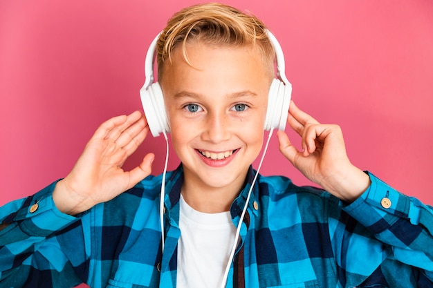 Free photo front view boy listening music at headphones