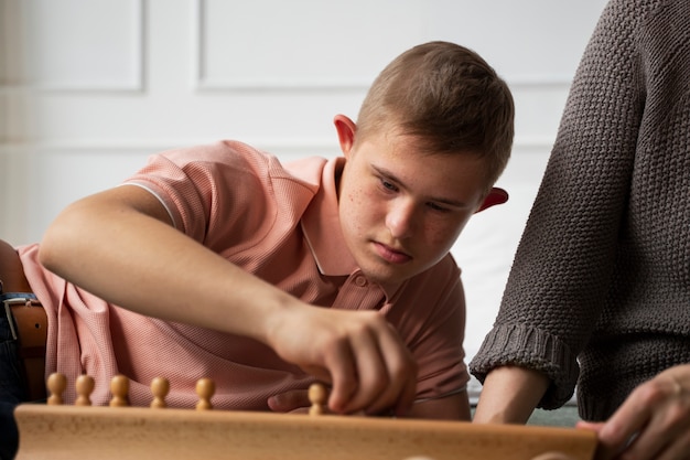 ゲームで遊ぶ正面図の少年