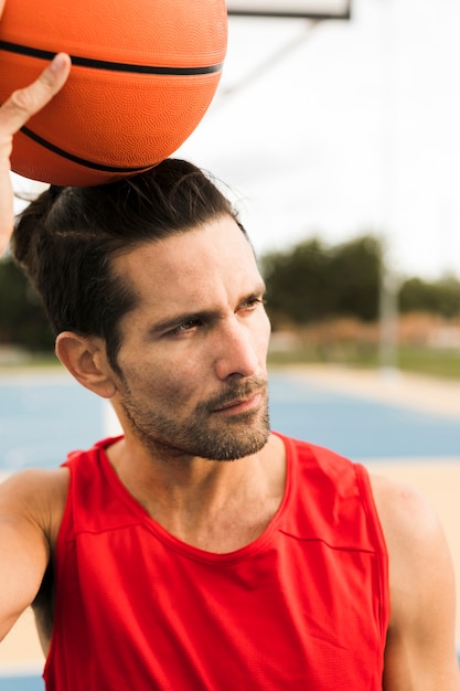 Foto gratuita vista frontale del ragazzo con la palla da basket