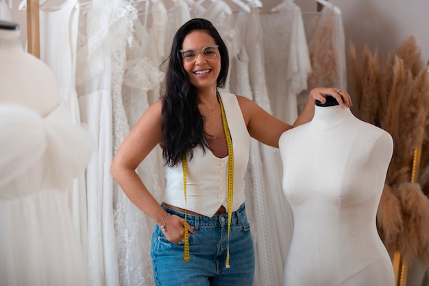 Фронтовый вид бразилька, работающая дизайнером одежды