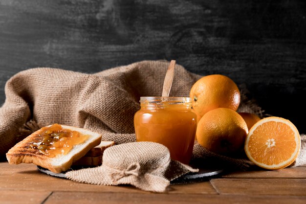 オレンジマーマレードの瓶とパンの正面図