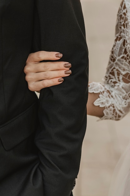 Вид спереди невесты, держащей за руку жениха