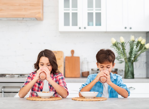 Fratelli di vista frontale al cibo della tavola