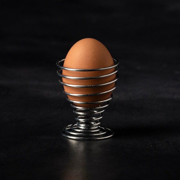 スタンドの正面図茶色の卵