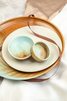 밝은 표면 유리 주방 수평 색상 여성 식사 음식에 흰색 접시와 전면보기 갈색 접시