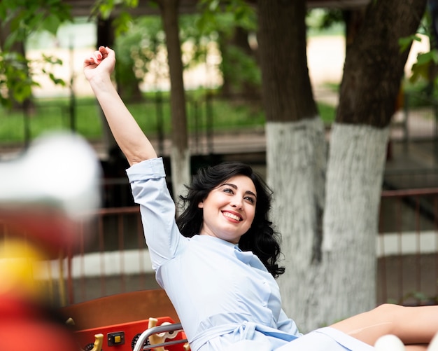 Foto gratuita divertiresi della giovane donna castana di vista frontale