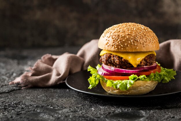 キッチンタオルとプレート上の正面図のハンバーガー