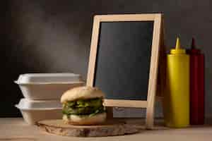 Бесплатное фото Бургер с гуакамоле и соусами, вид спереди