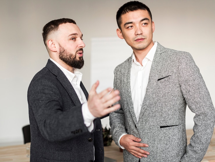 無料Photo 話しているビジネスの男性の正面図
