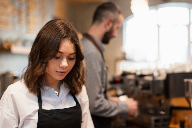 Vista frontale di partner commerciali che lavorano