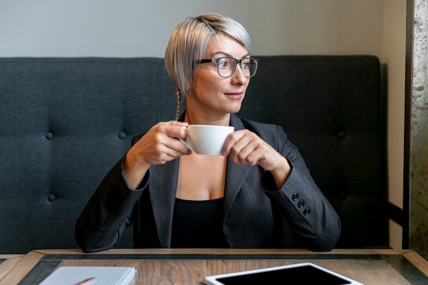 Front view business woman in break