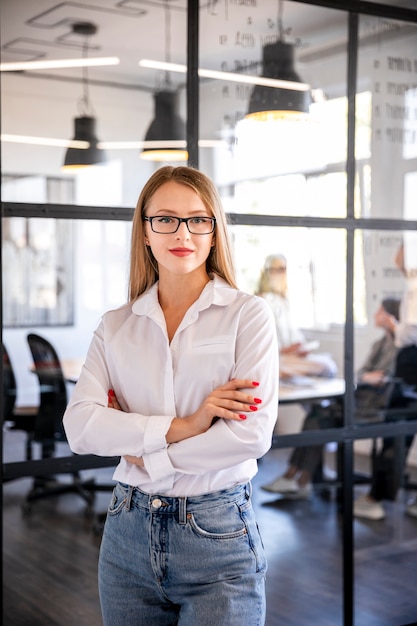 Free photo front view business woman at meeting