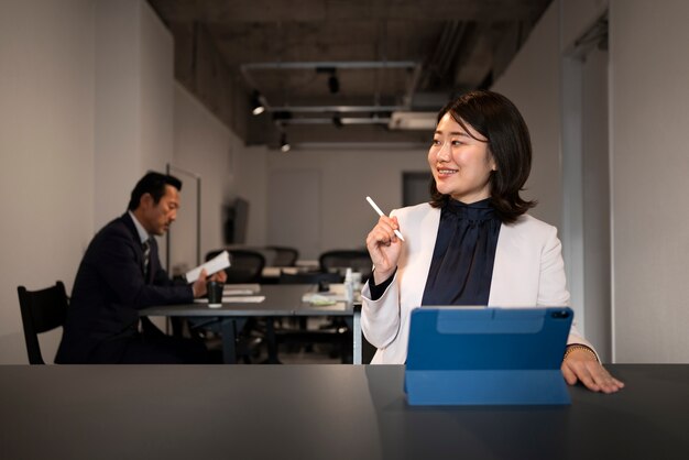 ipad에서 작업하는 전면 보기 비즈니스 우먼