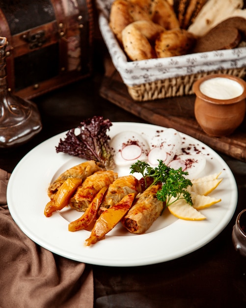 Free photo front view cabbage rolls with quince and yogurt