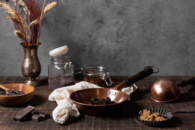 Foto gratuita vista frontale degli ingredienti della torta sul tavolo