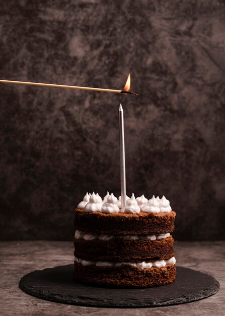 キャンドルとスレートのケーキの正面図
