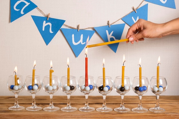 Foto gratuita candele di vista frontale felice hanukkah