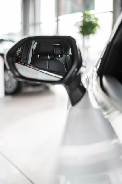Бесплатное фото Вид спереди автомобильное зеркало крупным планом