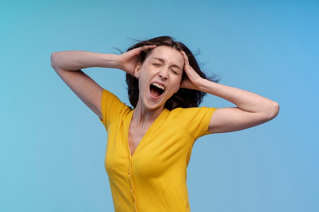 Foto gratuita vista frontale della posa spensierata della donna