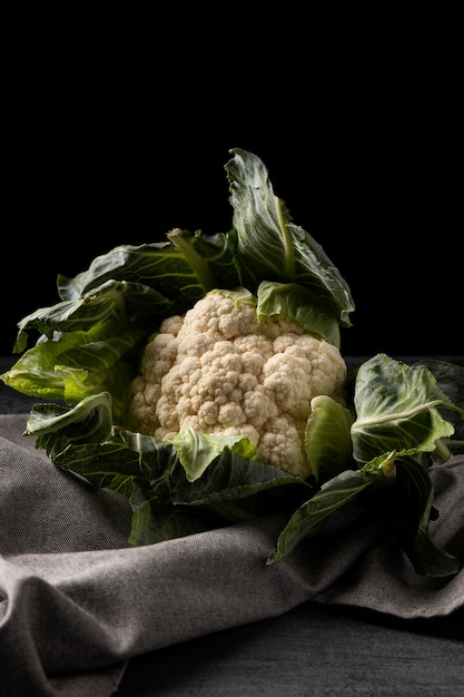 Free photo front view cauliflower with leaves