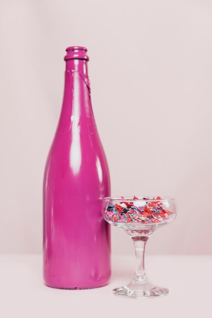 Вид спереди бокал шампанского и бутылка