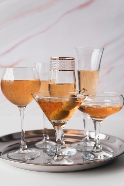 Foto gratuita vetri del champagne di vista frontale su un vassoio