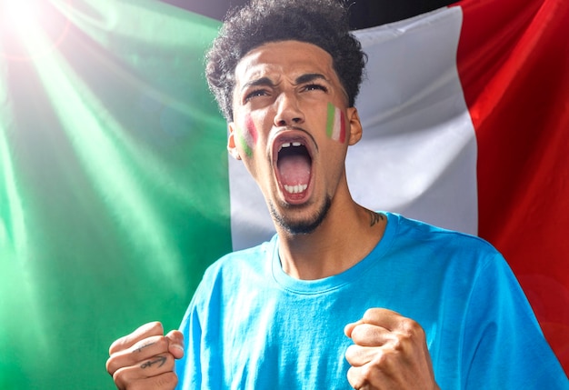 Foto gratuita vista frontale di tifo uomo con la bandiera italiana