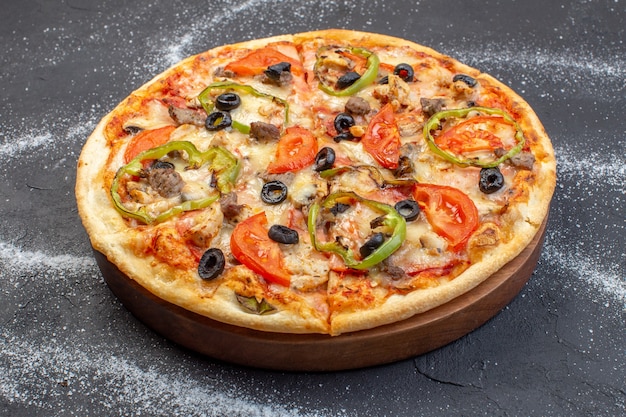 正面図のチーズピザは、暗い表面にオリーブペッパーとトマトで構成されています
