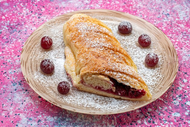 Vista frontale della pasticceria della ciliegia deliziosa e dolce affettata con le amarene fresche dentro il piatto