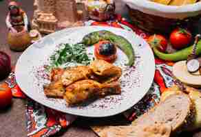 Бесплатное фото Вид спереди куриный шашлык с помидорами и острым перцем на гриле с луком и зеленью