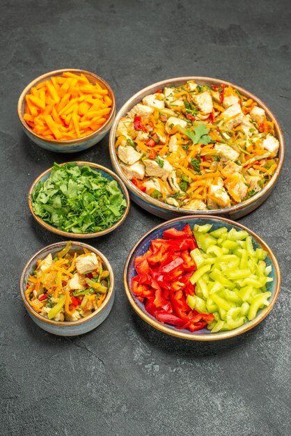 Куриный салат с овощами, вид спереди на темно-сером столе, диетический салат для здоровья
