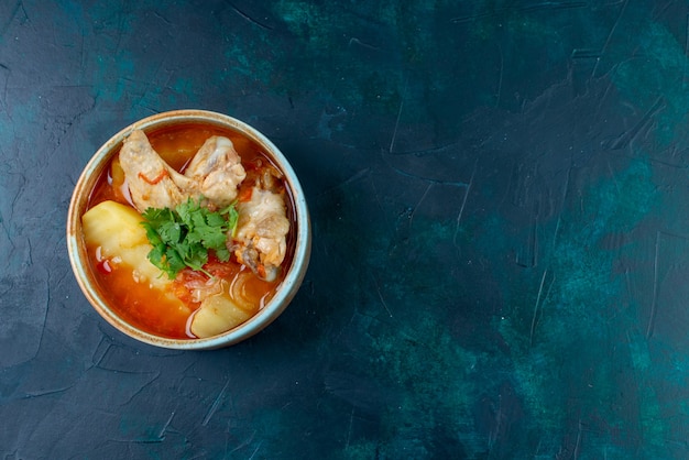 Бесплатное фото Куриный суп, вид спереди с курицей и зеленью внутри на синем фоне суп мясо еда ужин курица