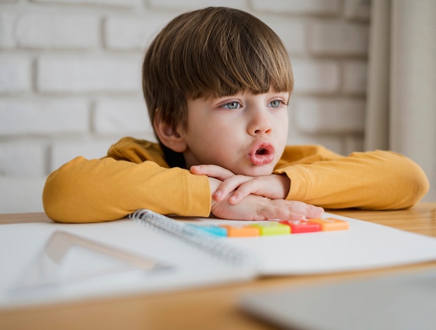 ノートパソコンから学習デスクで子供の正面図