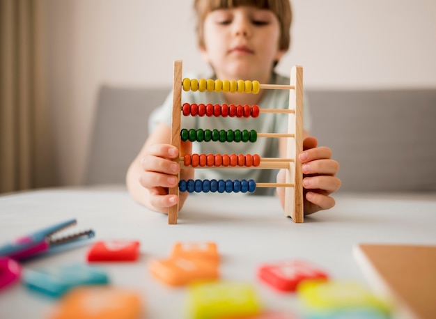 自宅でそろばんを使用して子供の正面図