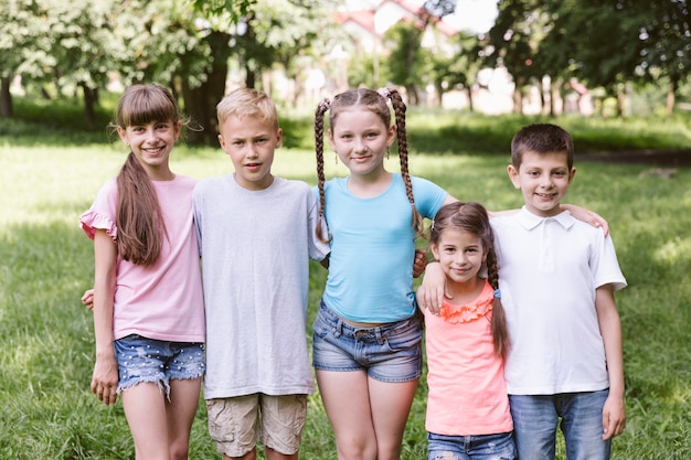 Foto gratuita vista frontale bambini in posa per la fotocamera