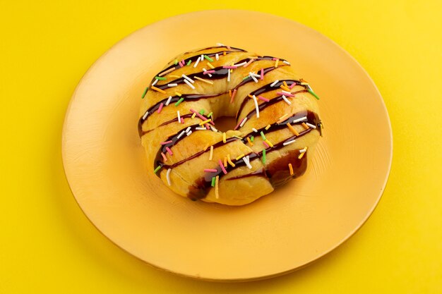 노란색 바닥에 접시 안에 맛있는 초코 도넛 맛있는
