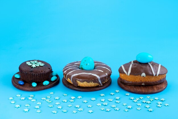 正面から見たチョコレートブラウニーとケーキ、ドーナツ、ブルーのシュガーケーキビスケット色