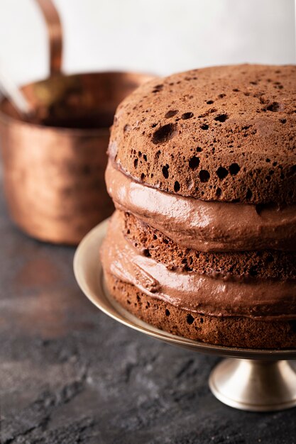 正面のチョコレートケーキの配置のクローズアップ
