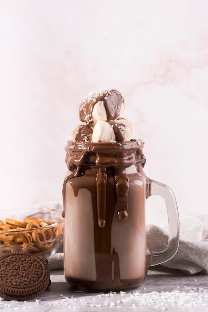 Вид спереди шоколадный десерт с зефиром